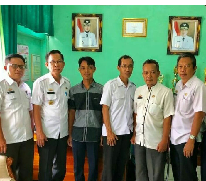 25 April-Riswanto berbaju kotak-kotak foto bareng Kadis Pertanian dan jajaran