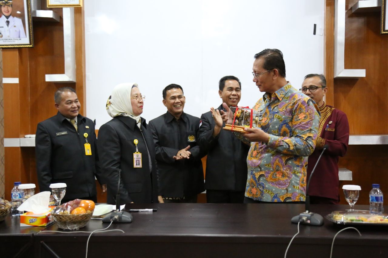 26 April-Asisten I Pemkab Lamtim serahkan Cinderamata Kepada Tim VKN