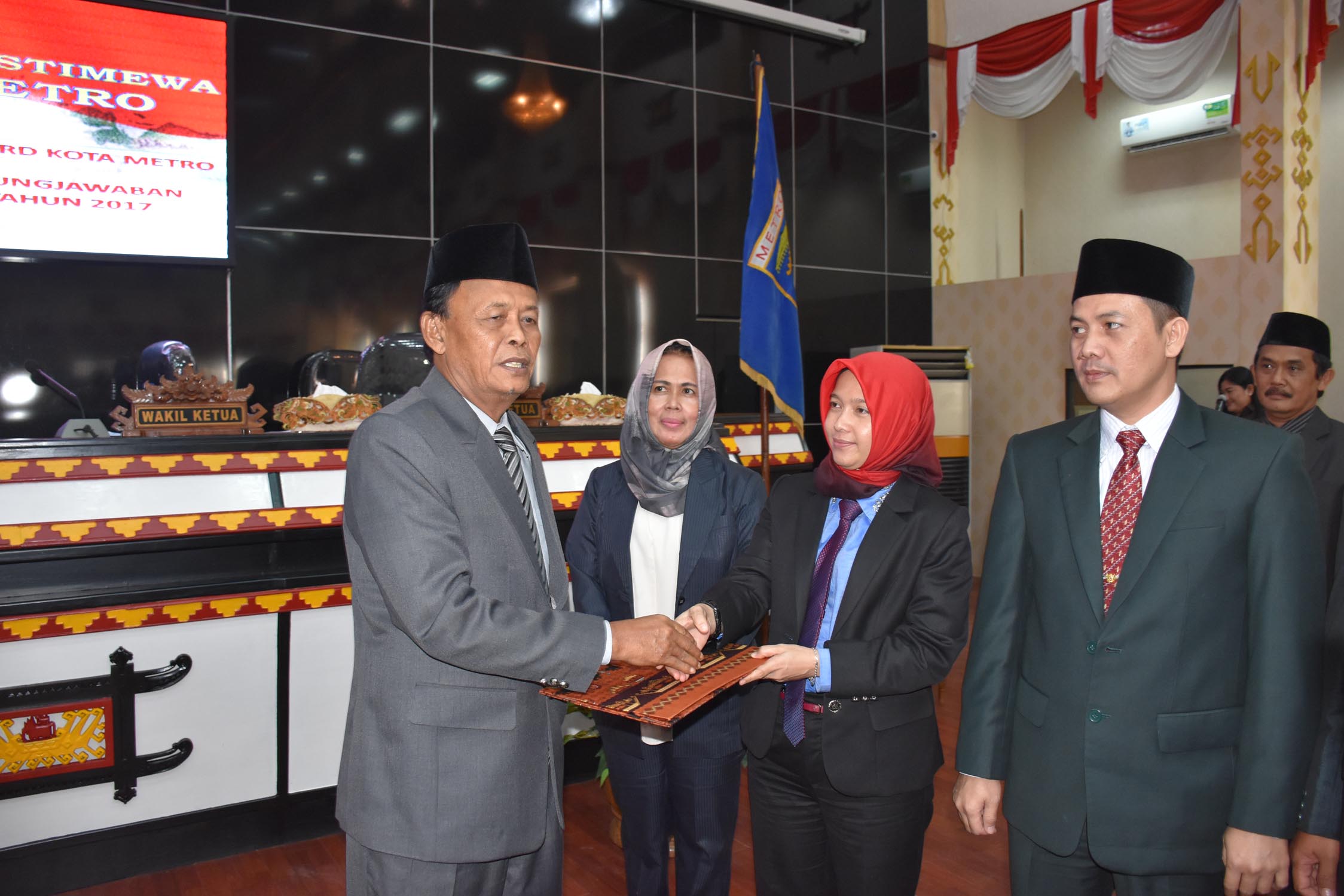 30 April-Ketua DPRD Metro Ana Morinda serahkan SK Keputusan Dewan Atas LKPj kepada Walikota A.Pairin