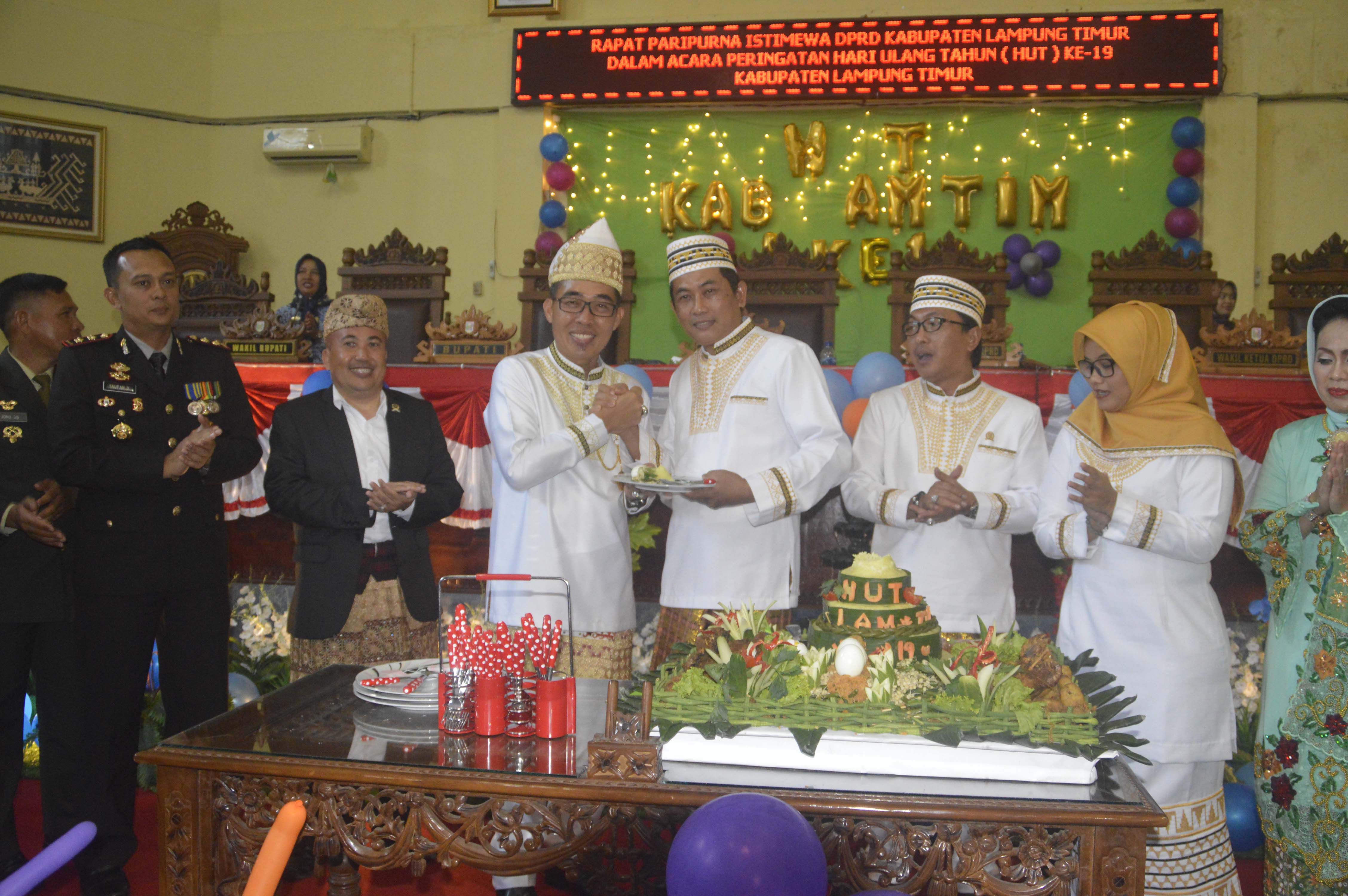 Wakil Ketua DPRD Hendri Nurhadi Serahkan Tumpeng Kepada Plt,Bupati-1