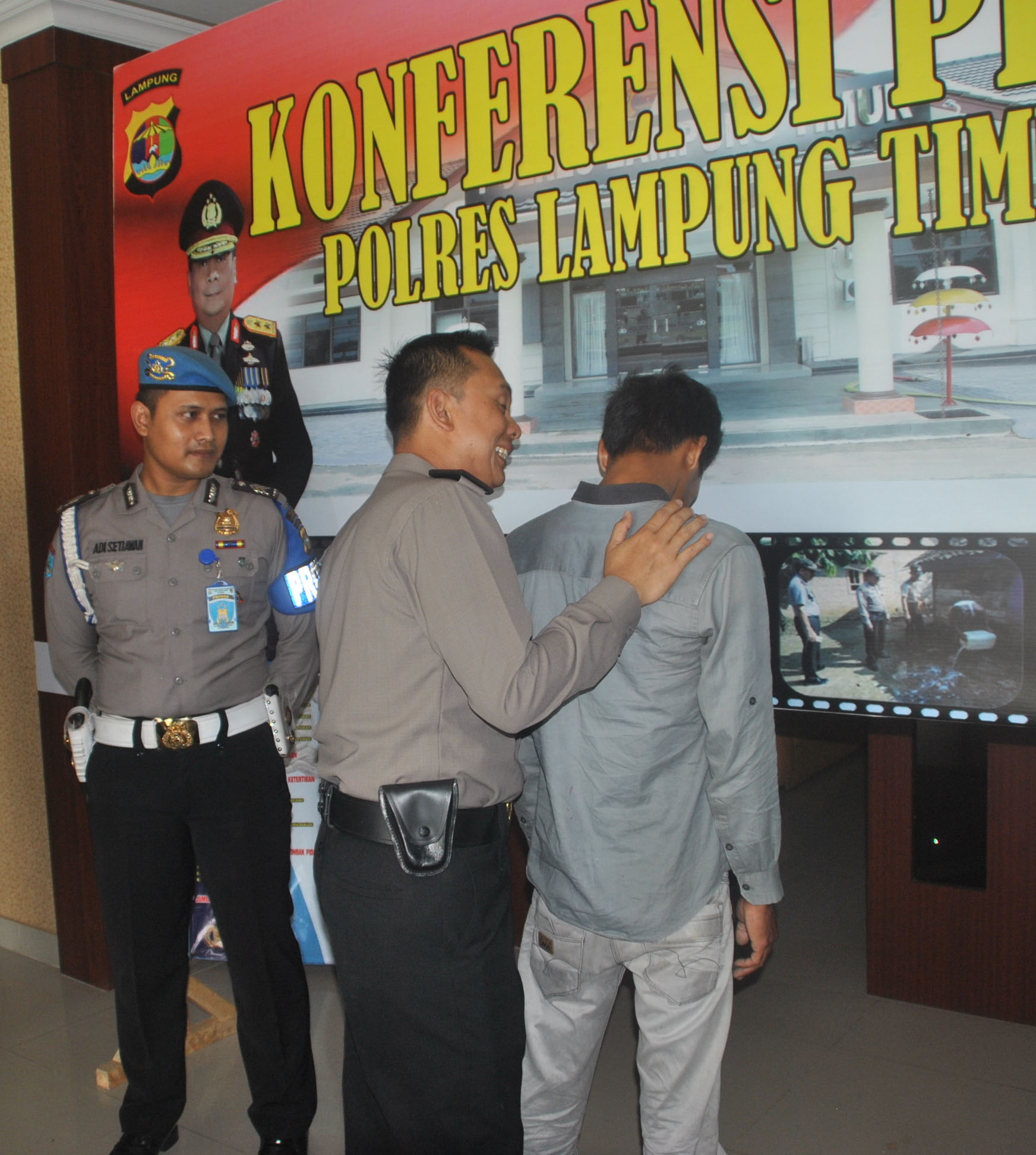 10 Mei-Kapolres Lamtim AKBP Taufan Dirgantoro menasehati pelaku Pungli Jalan Lintas Timur agar tidak mengulangi perbuatannya