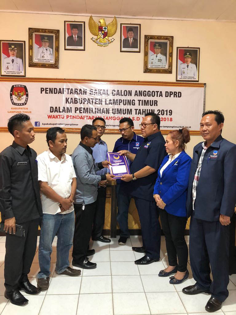 16 Jul-ketua DPD NasDem Lamtim Yusran Amirullah serahkan berkas pendafftaran Bacaleg kepada KPU setempat