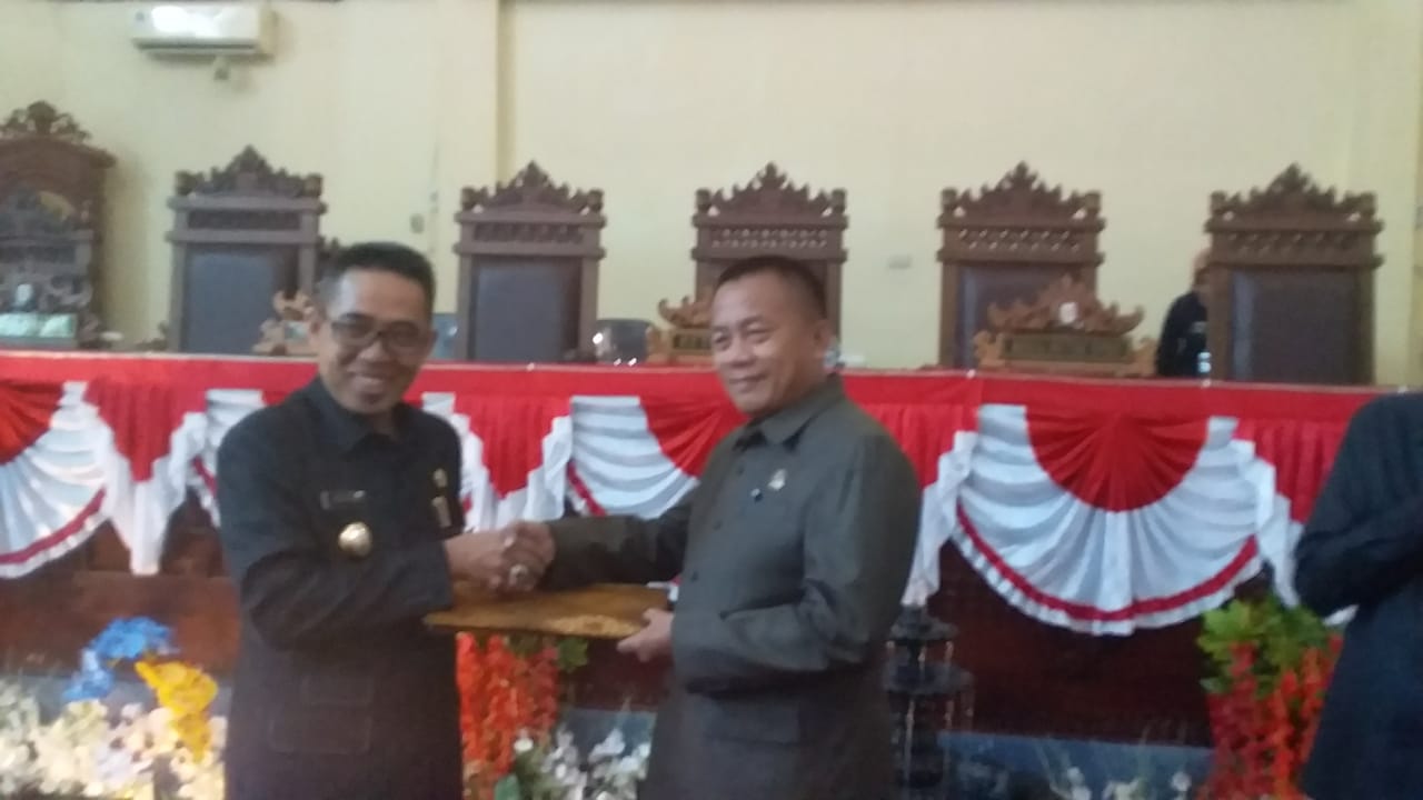 23 Juli-Ketua DPRD Lamtim Ali Johan Arif serahkan berita rekomendasi dewan terhadap LHP BPK dan LPPA 2017 kepada Wakil Bupati Zaeful Bokhari