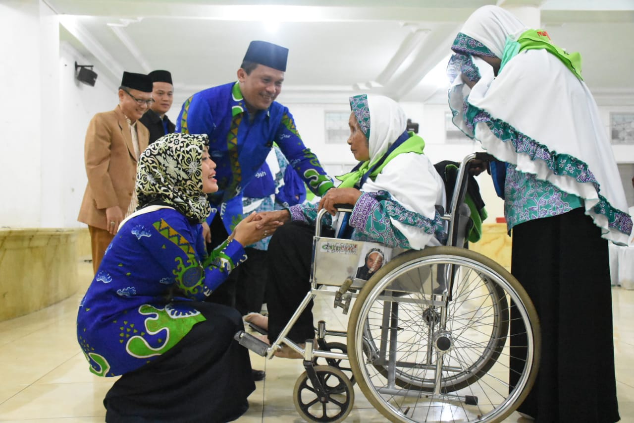 11 agts-Bupati Lamtim Chusnunia saat melapas CJH Kloter 54
