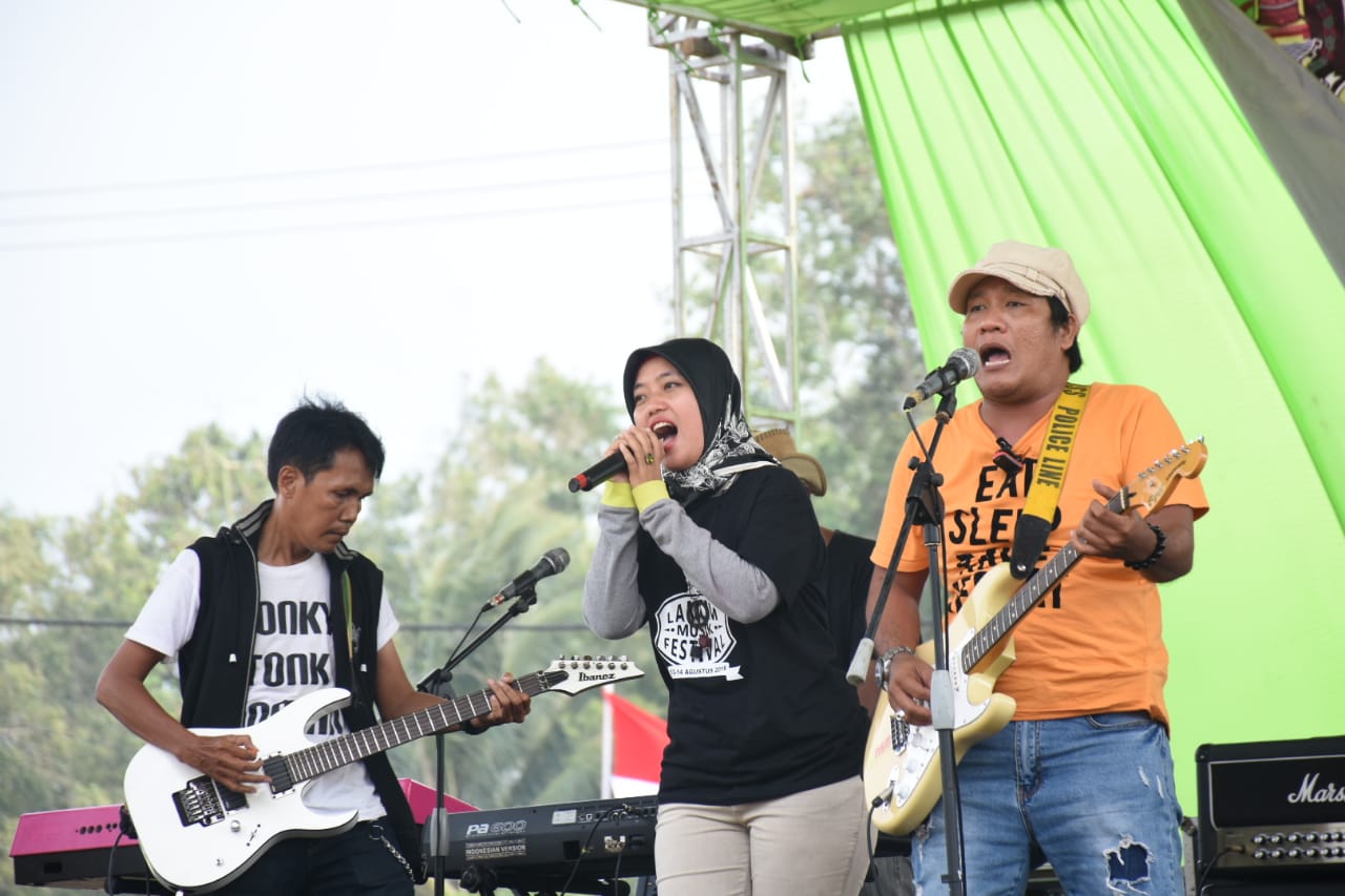 14 Agt-Bupati Lamtim Chusnunia ikut menyumbangkan lagu pada Festival Band