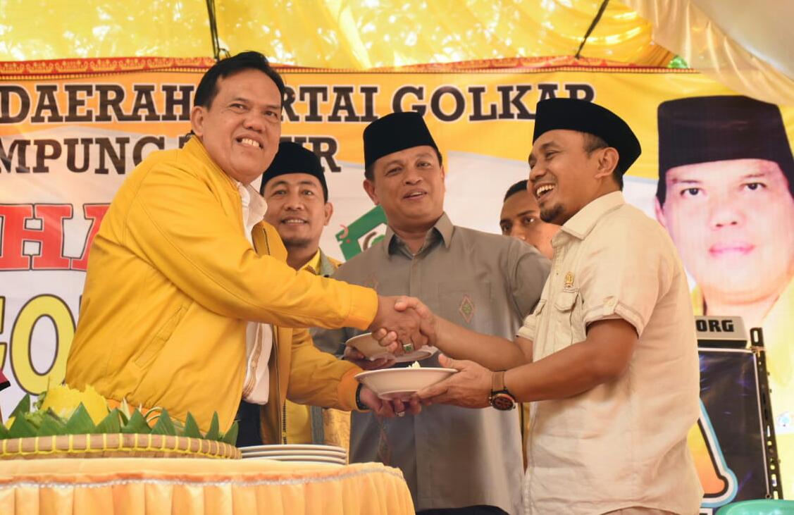 21 okt-Ketua DPD Golkar Lamtim Azwar Hadi serahkan Tumpeng kepada tamu undangan yang hadir pada peringatan HUT Golkar ke 54