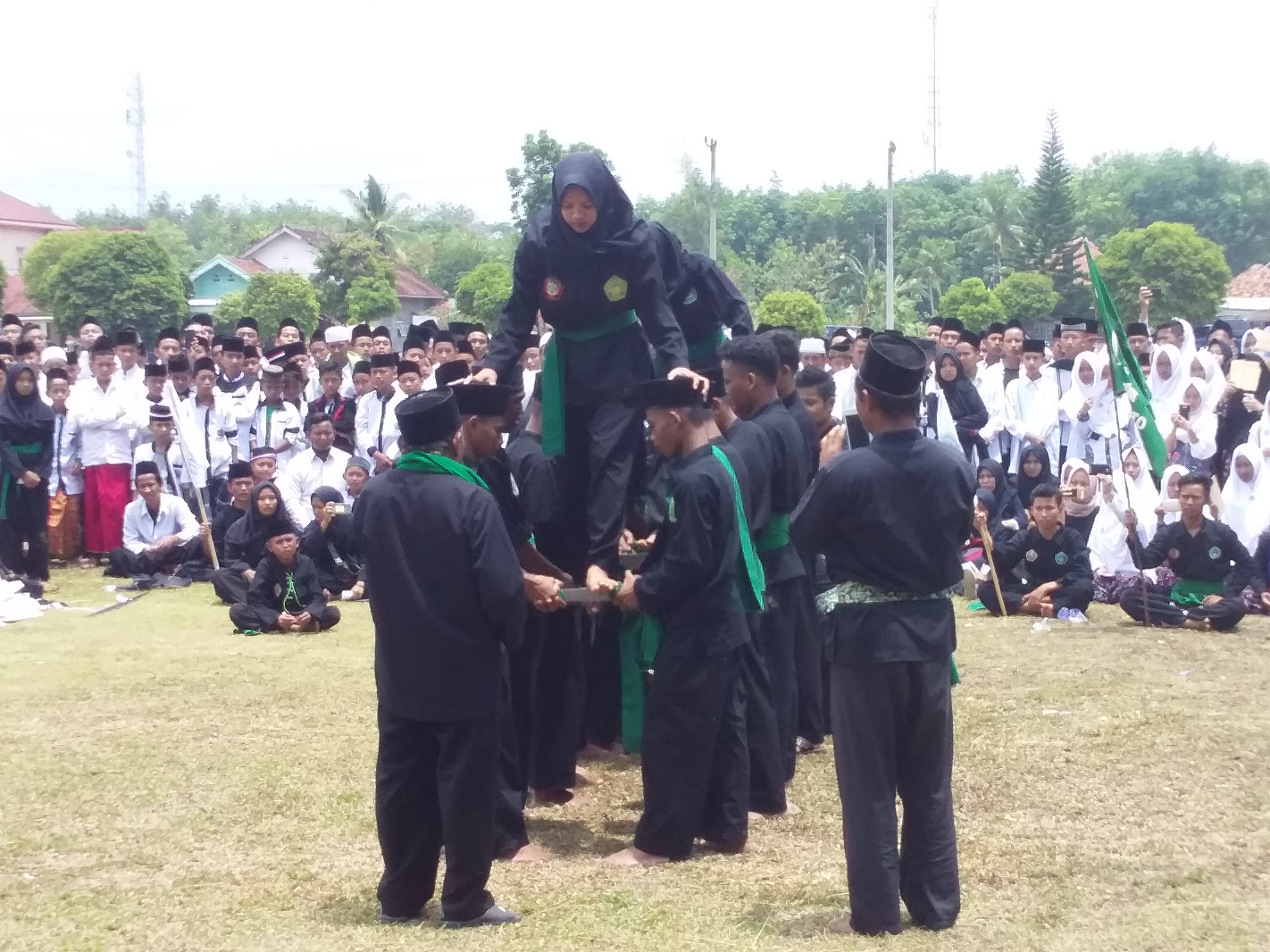 22 okt-Atraksi berjalan di atas golok dilakukan Pesilat Dari Perguruan Pagar Nusa pada peringatan hari santri di Lamtim