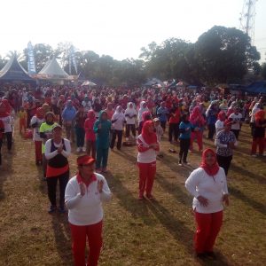 Peserta Jalan sehat mengikuti senam masal sebelum di lepas (Fri)