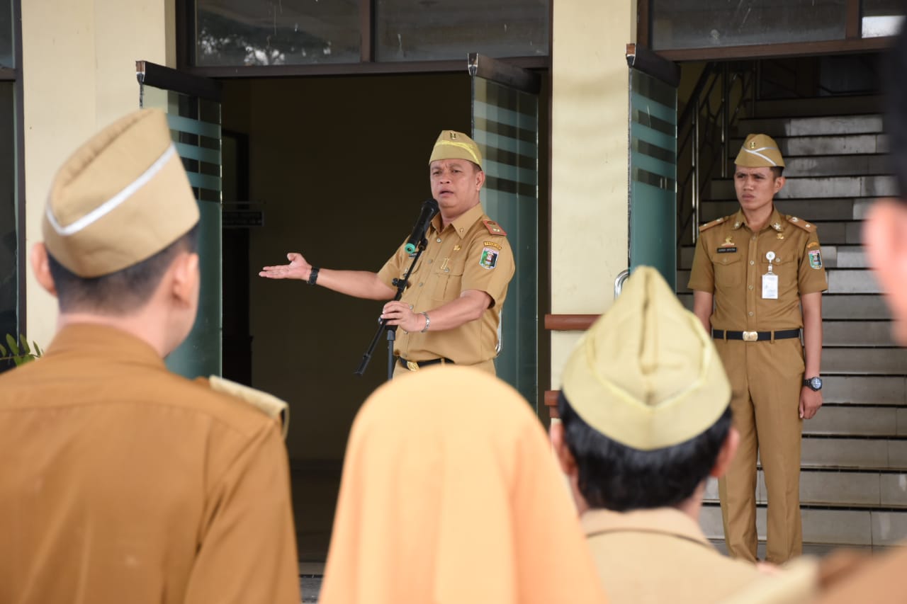 6 Nov-Sekab Lamtim Syahrudin Putera Saat Beri Pengarahan Dalam Apel Harian. Foto Humas Lamtim