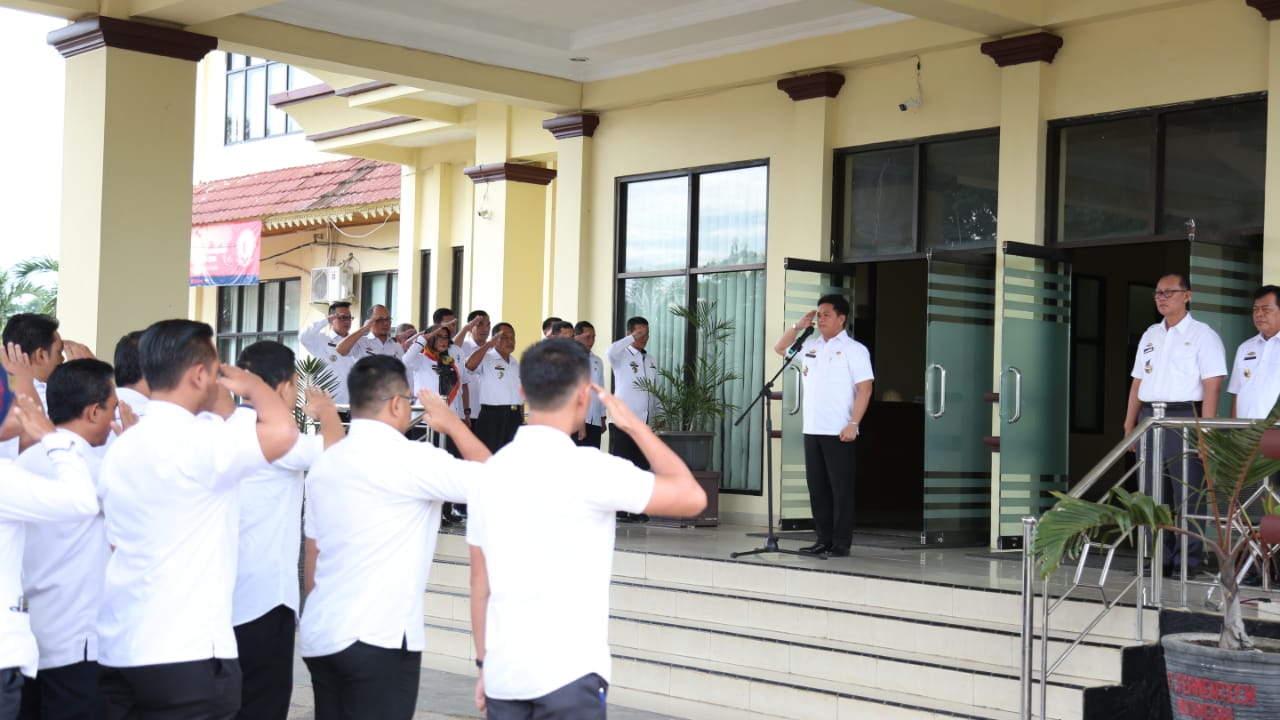 2 jan-Sekab Lamtim Syahrudin Putera pimpin apel pagi di Halaman Sekretariat Kabupaten