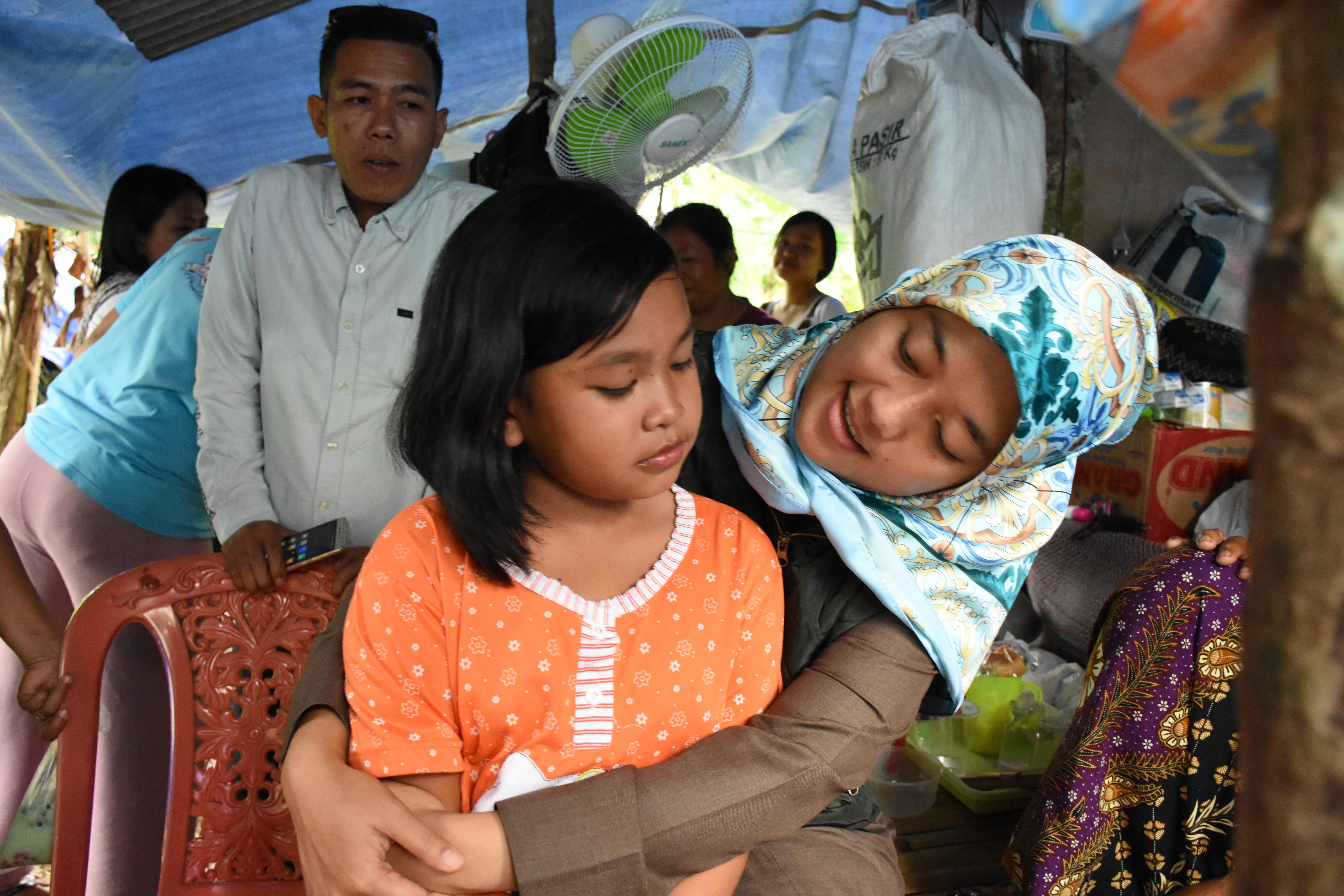 Bupati Lamtim Chusnunia Lakukan Trauma Healing Kepada Korban Tsunami Selat Sunda