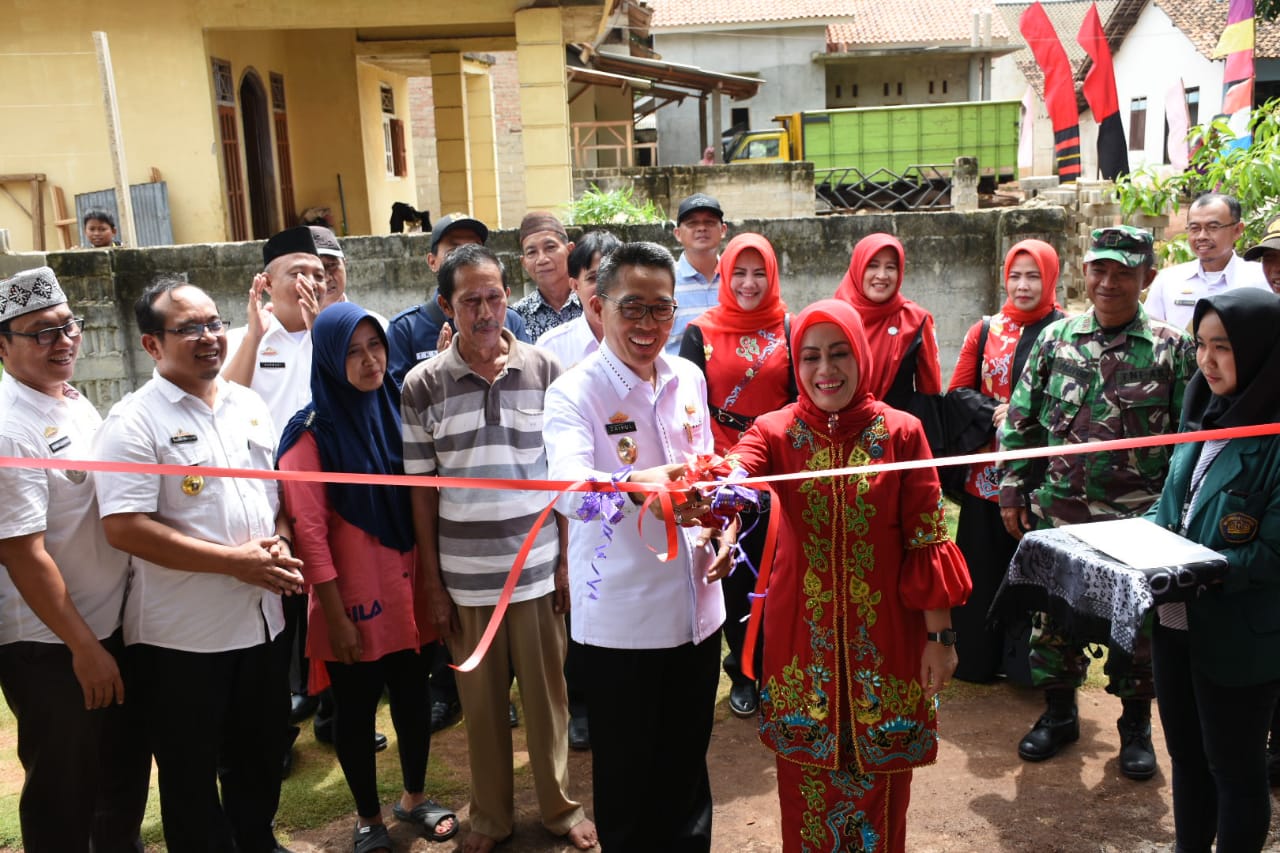23 Jan-Wabub Lamtim Zaiful Bokhari didampingi Ketua TP PKK Putri Ernawati Menggunting Menandai Peresmian Perbaikan rumah tidak layak huni. foto humas Lamtim