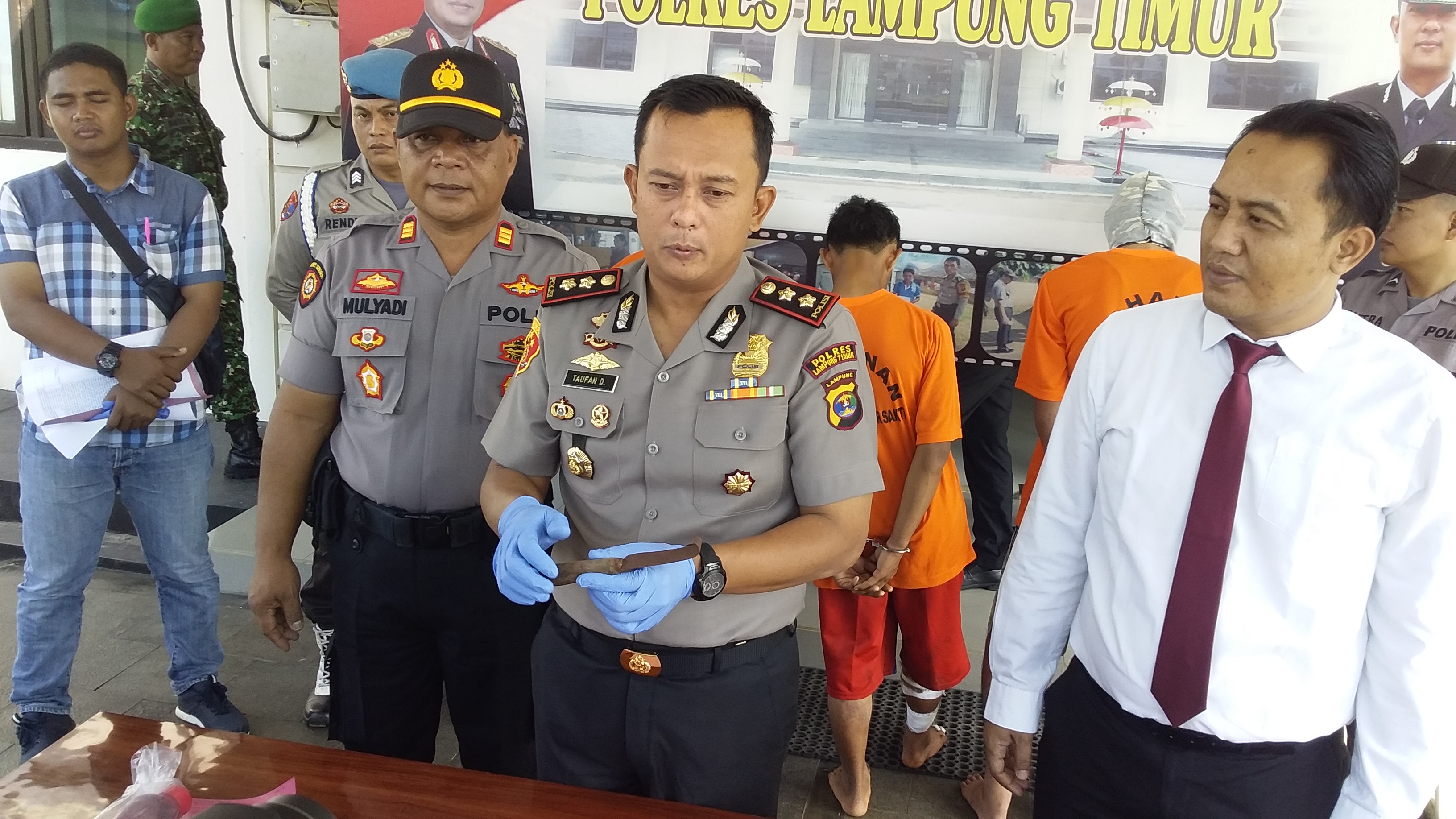 27 Mei-Kapolres Lamtim AKBP Taufan Dirgantoro dan jajaran ekspose ungkap kasus curas dan curanmor. foto dwi